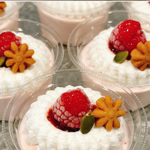 いちごムースとホイップクリームの手作りカップスイーツ